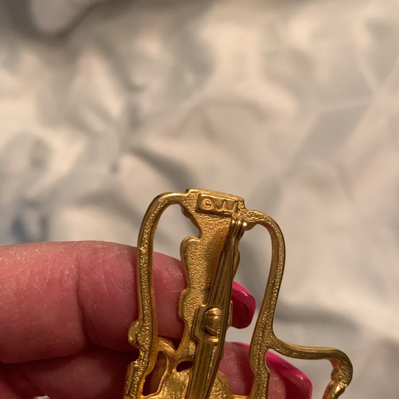 Vintage JJ brushed, gold realtor pin, beautiful Brooch. Looking for a new home! - Picture 6 of 8